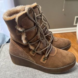Cougar Womans Mid-Calf boot lined with faux fur and upper shearling.
